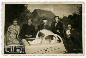 1950. Od lewej Stefania Dominiak, Katarzyna Dominiak, Walenty Dominiak, Wacław Dominiak, Feliks Trybunalski, w wózku Krystyna Dominiak